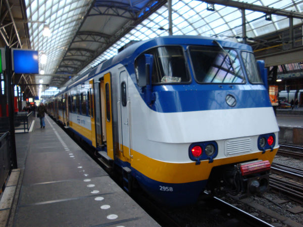 nl-ns-sprinter2958-amsterdamcentraal-100309-full.jpg