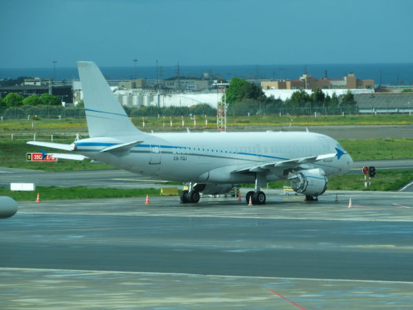 pt-aviationhorizons-a319-porto-290418-full.jpg