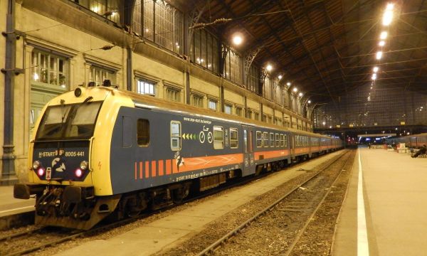 hu-mav-steeringcab8005-budapest_keleti-150118-ilporuissalo-full.jpg