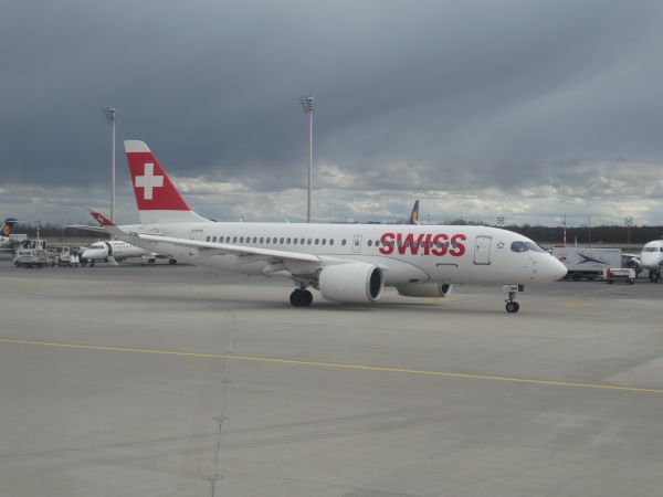 de-swiss-a220-muenchen-130318-full.jpg