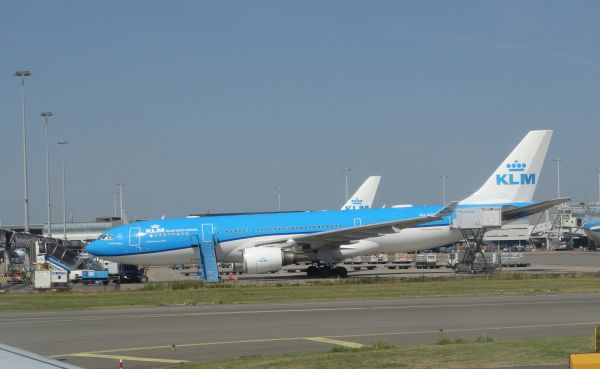 nl-klm-ph_aob-schiphol-120623-full.jpg