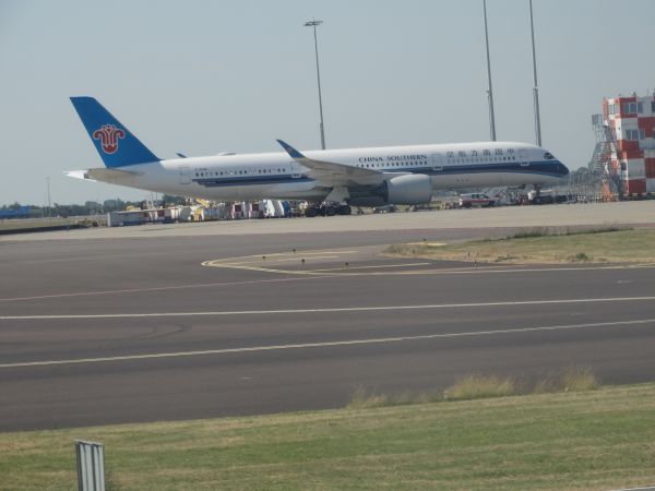 nl-china_southern-b309w-schiphol-120623-full.jpg