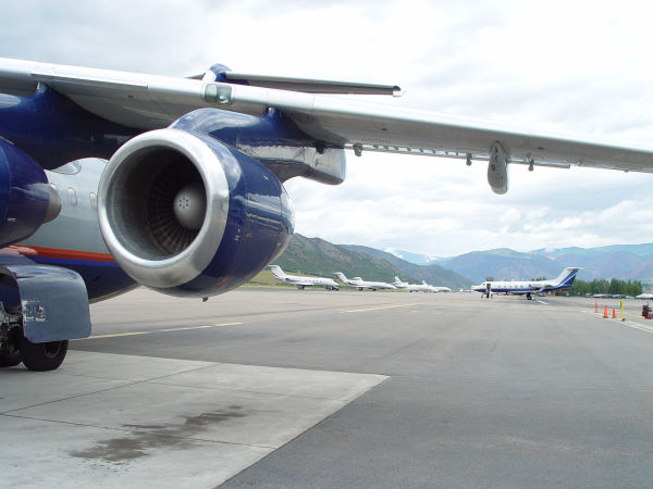 us-unitedexpress-n290ue-aspen-100805-pic2-full.jpg