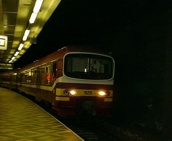 be-sncb-am86-925-arrives-at-brussels-central-060902-full.jpg