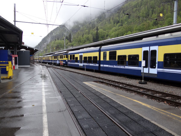 ch-bob-2trains-interlaken-010516-full.jpg