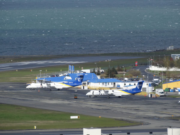 is-airiceland-2xdash8-reykjavik-200518-pic2-full.jpg