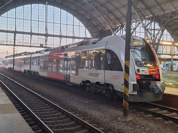 cz-regiojet-class655-praha-300625-petteriholopainen-full.jpg