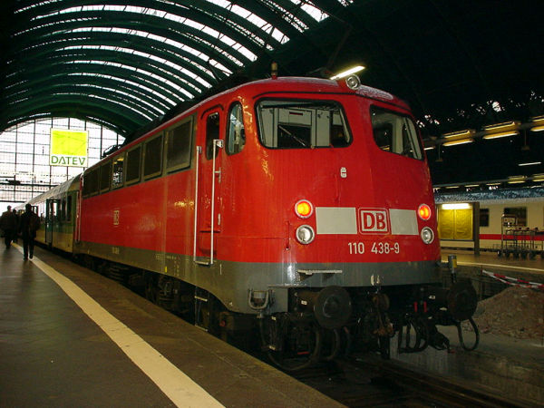 de-db-br110-438-buegelfalte-frankfurt-250302-full.jpg