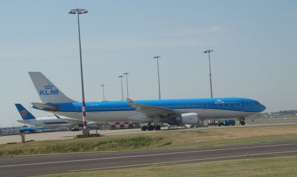 nl-klm-ph_akb-schiphol-120623-full.jpg