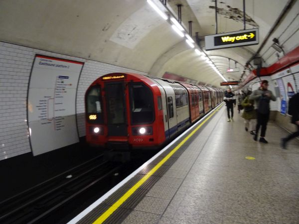 uk-londontube-central_line-chancery_lane-170322-full.jpg